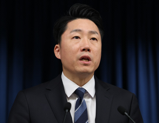 이재명 대통령실 부대변인이 19일 서울 용산 대통령실 청사에서 현안에 대해 브리핑하고 있다. 연합뉴스